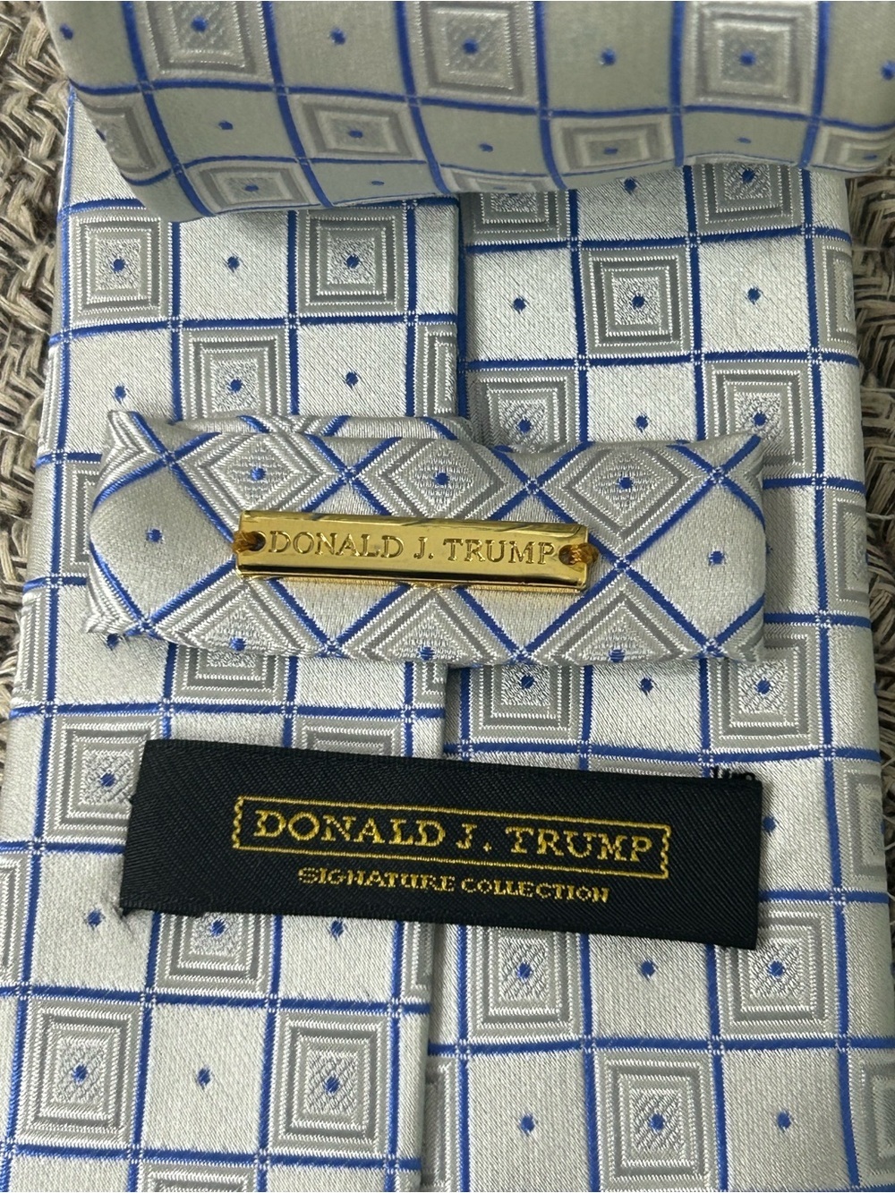 Donald J. Trump Signature Collection Men's Blue/White Silver Geometric Silk Tie - Picture 4 of 6